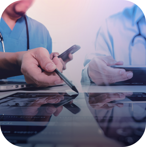 Equipe médica analisando dados clínicos